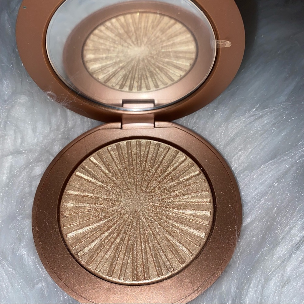 Estée Lauder heatwave highlighter🧡